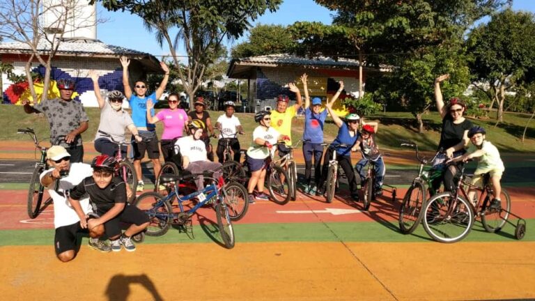 Cicloescola oferece aulas gratuitas para aprender a andar de bicicleta