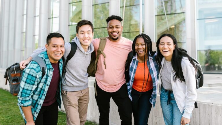 Prêmio Talento Universitário 2023 oferece R$ 5 mil para alunos que alcançarem melhores notas