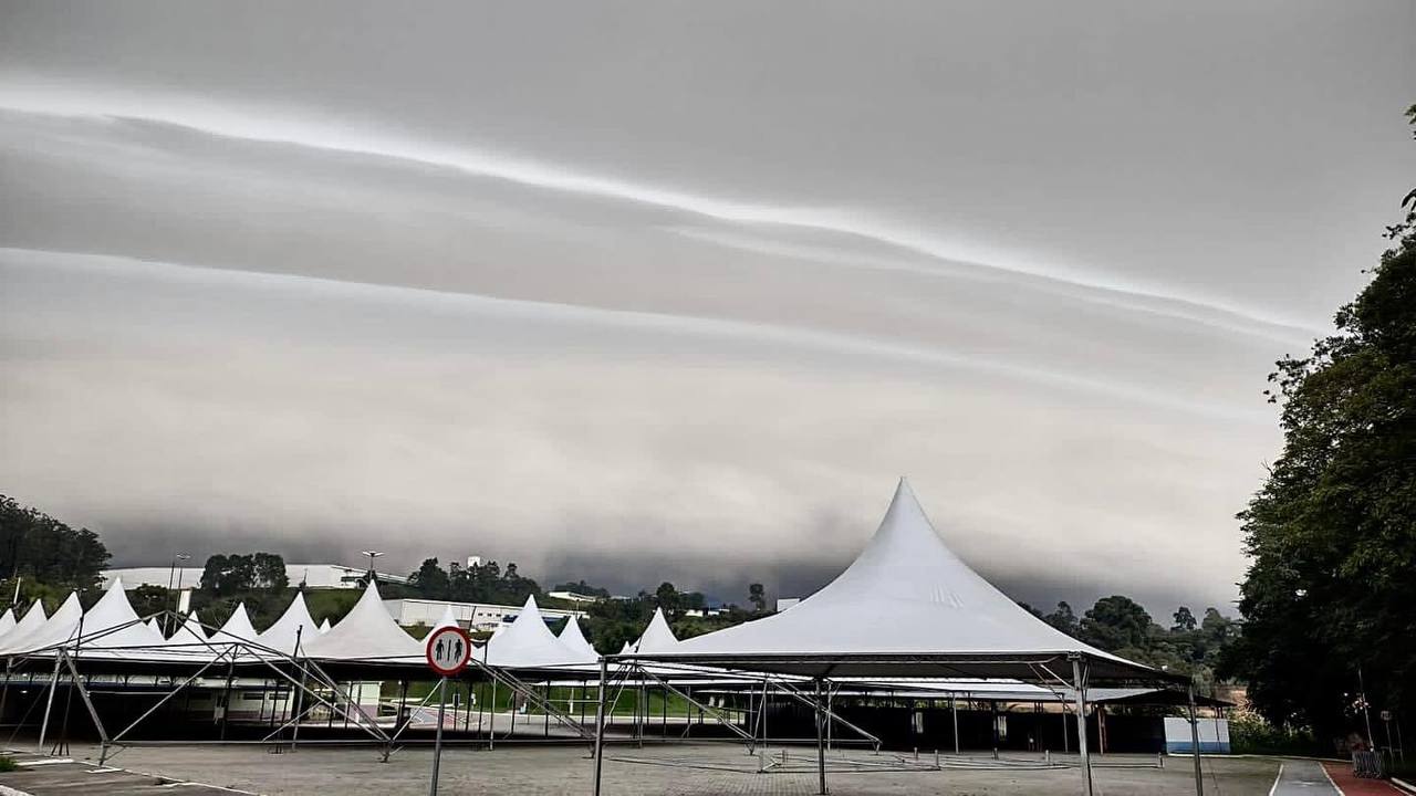 Fenômeno “Nuvem Prateleira” (Shelf Cloud) é visto em Louveira e região