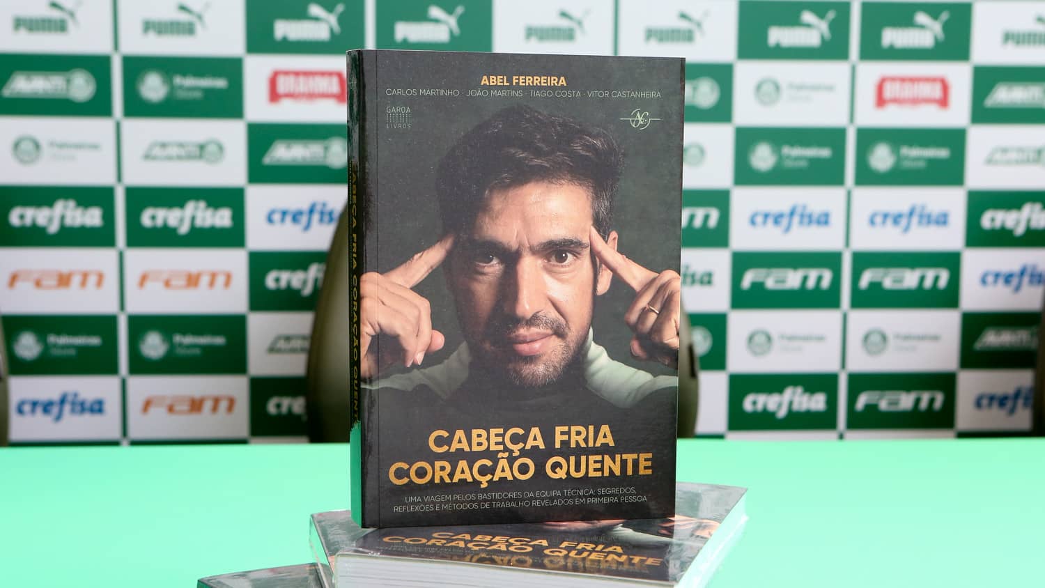 Venda de livros de Abel Ferreira, técnico do Palmeiras, beneficia projeto social esportivo em Louveira